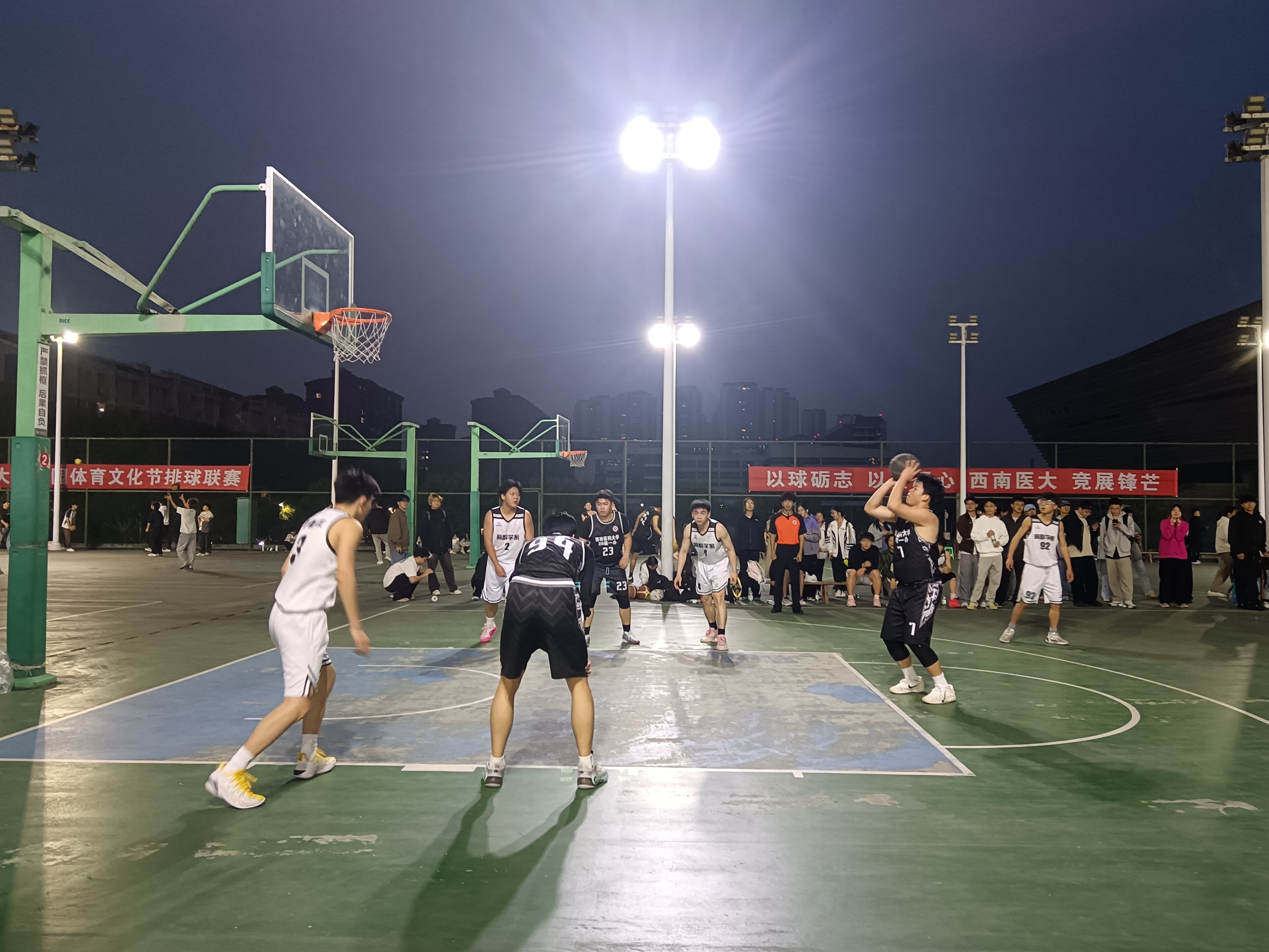 学校2026年运动会暨校园体育文化节三大球比赛在青年体育中心开赛-西南医科大学新闻网